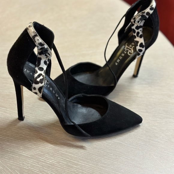 Classic black suede heels with leopard details. - Picture 2 of 3
